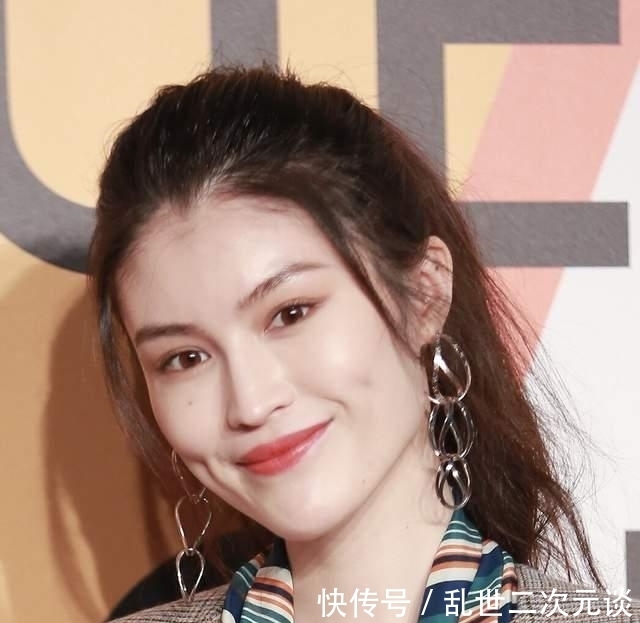 团体|模特圈：搞小团体互相拉踩，白到跨越人种的何穗情史和超模塑料情