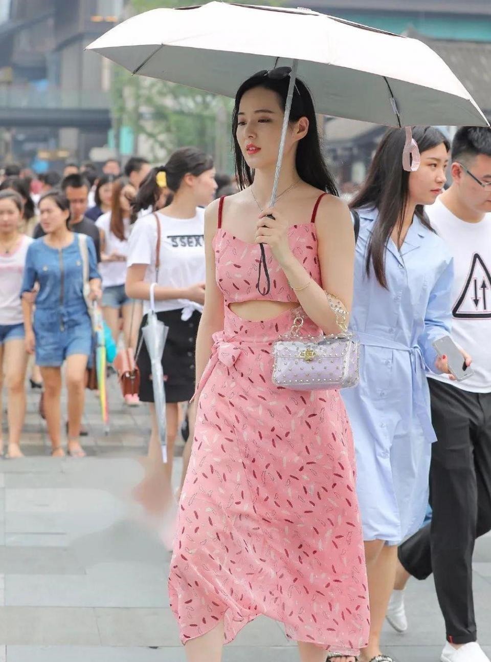 有气质 温柔似水的小姐姐,让人看一眼就忘不掉了,要是能跟她认识就好了