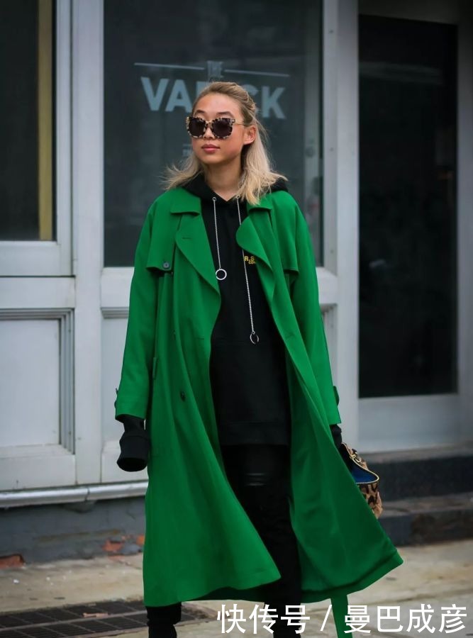 卫衣内搭的3种穿法!这么穿时髦又高级,稳赢!