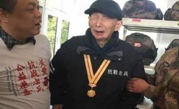 因一|老人隐姓埋名71年,因一“印章”暴露身份,部队立即出动6辆坦克迎接