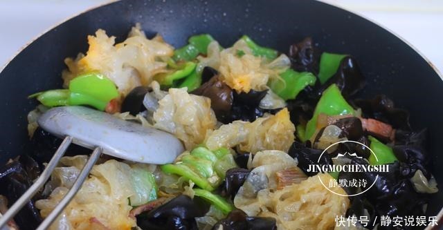 家里没青菜又不能出门时,不妨试试这道小炒,加一点点肉就超下饭