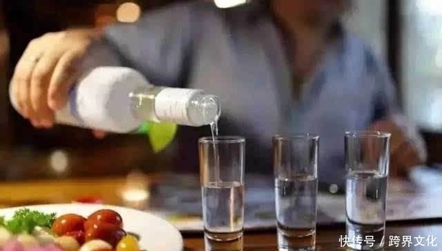 酒精|白酒真的不能再喝了吗?每天都少喝一些,身体还会出现2种改变