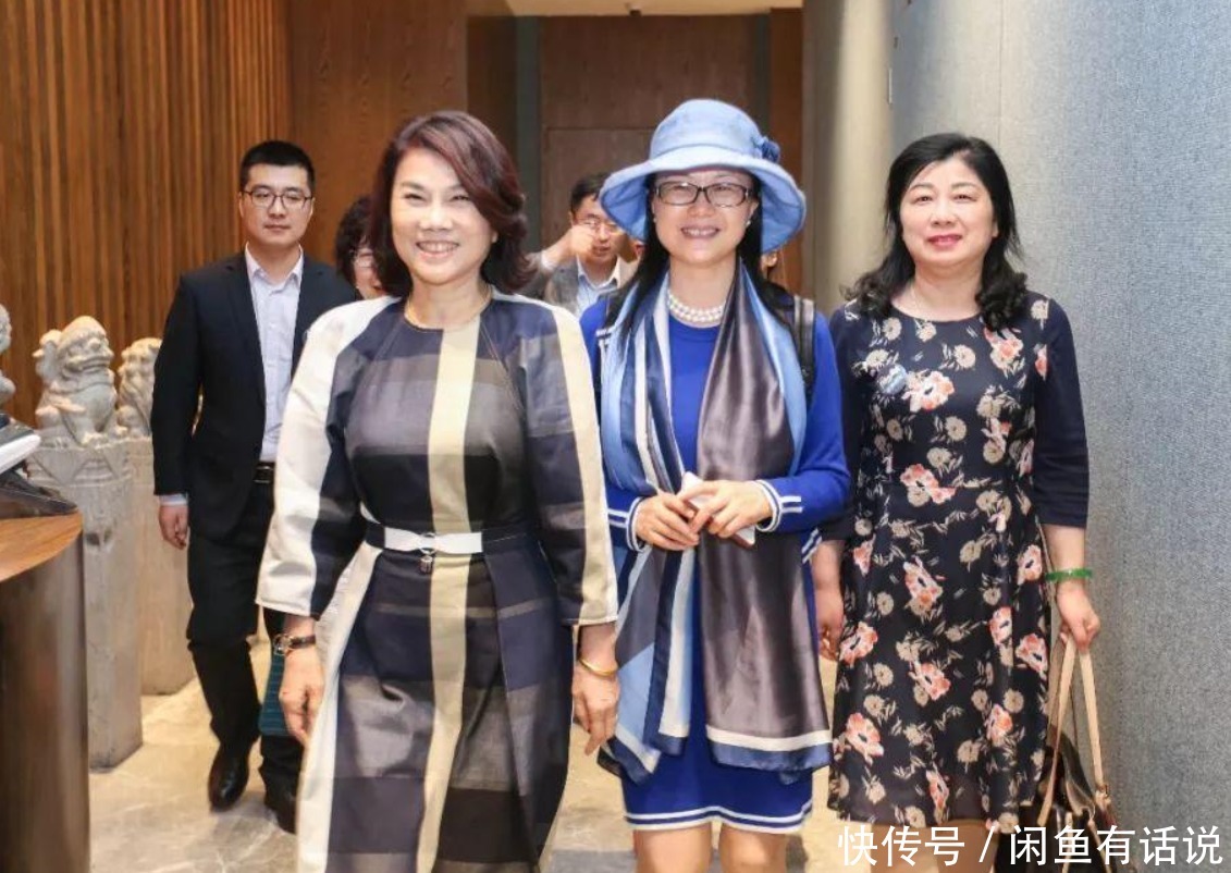 穿搭|董明珠难得认真打扮,穿孔雀蓝裙配卷发优雅高级,霸总也是洋气人