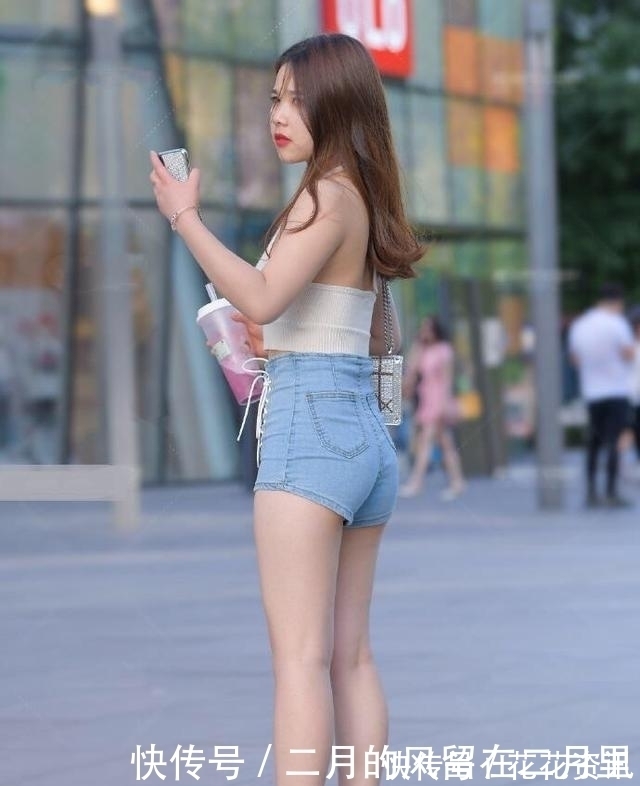 高腰|小个子显高显瘦穿搭首选,挂脖背心搭配高腰牛仔短裤,可爱又减龄