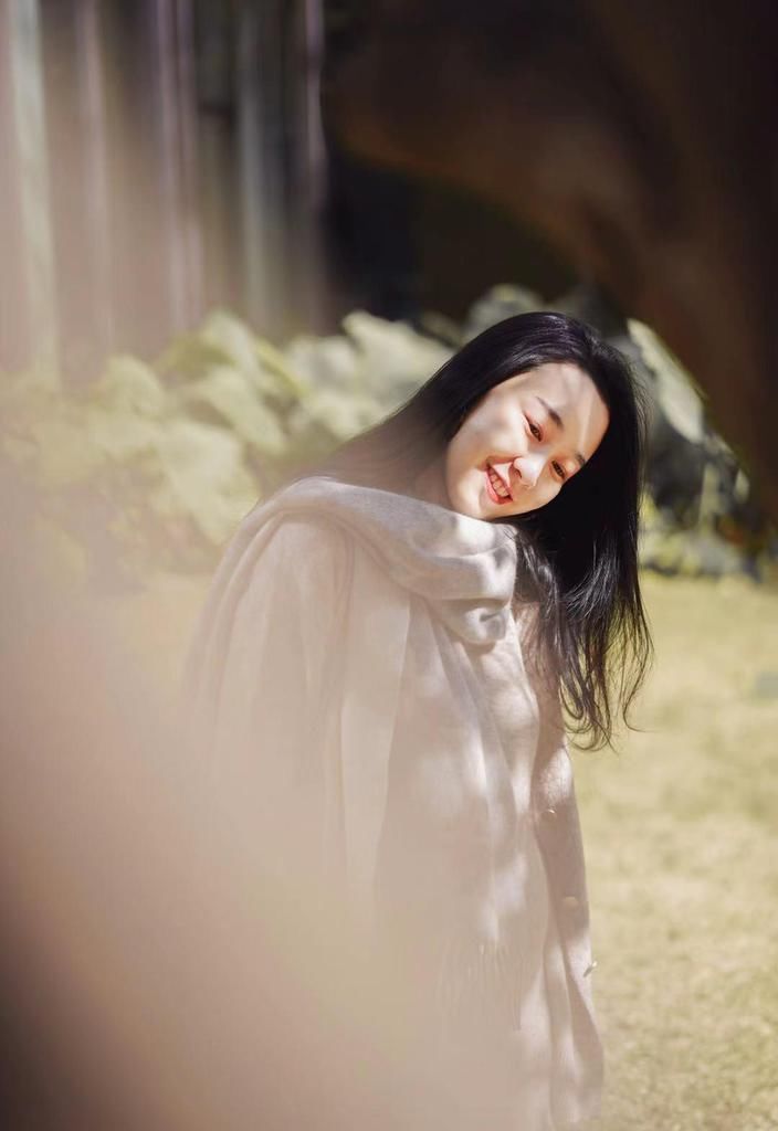 孕期学时尚博主的穿搭，用基础色穿出高级感，很美