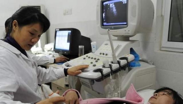 送医|女子怀孕11个月还未生产,紧急送医后全家痛哭,医生太愚昧了