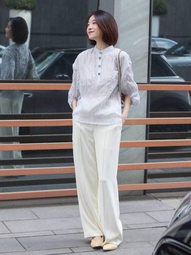 小蛮腰|花哨衬衫过时了,今秋流行“白衬衫+烟管裤”,配上低跟鞋超好看