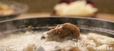 不管炖什么骨头汤,都别直接加水炖,多加这1步,汤汁浓白似牛奶!