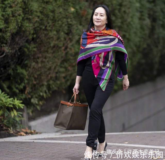 女人过了40岁尽量别穿卫衣配阔腿裤,推荐孟晚舟5套搭配,真优雅