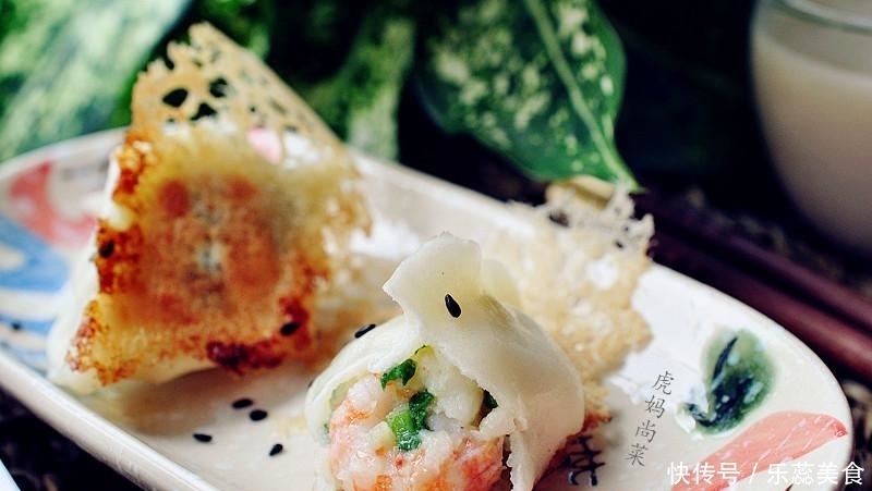 煎饺上的冰花，到底是面粉还是淀粉做的？加多少水才焦脆不糊？