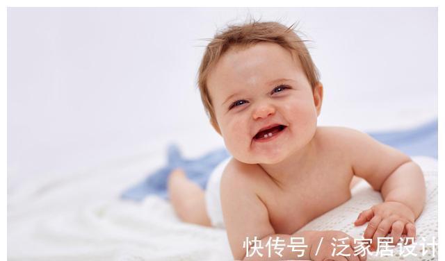 大动作|孩子几时会坐、爬、站?一岁前宝宝大动作发育表,妈妈要牢记