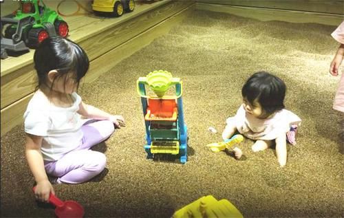 玩耍|孩子在游乐园玩耍突然疼痛难忍，连跑了4家医院才将问题给解决