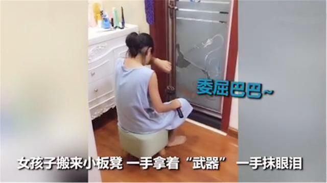 兄妹俩|暑假第一天兄妹俩吵架,妹妹把哥哥堵在卫生间2小时,网友同款