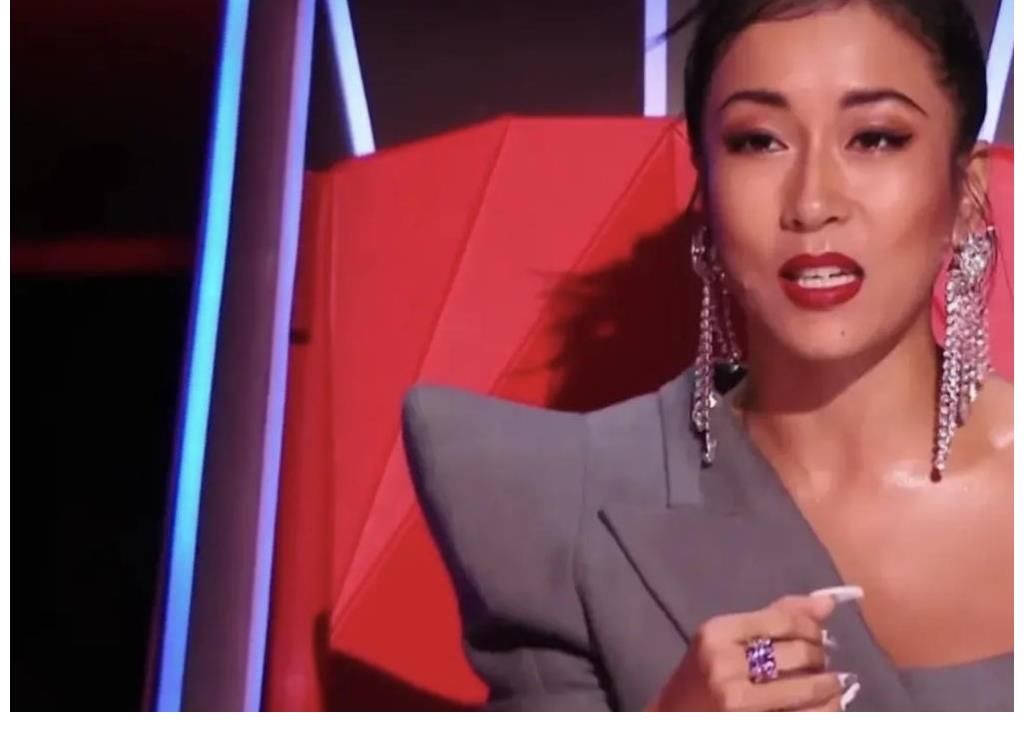 吉克雋逸|吉克雋逸真把自己當(dāng)導(dǎo)師了，李榮浩還在點評，她直接打斷自己先說