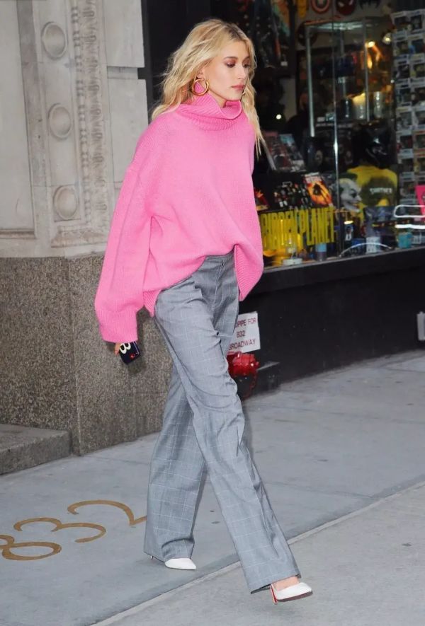 王石39岁娇妻太会穿，红色波点毛衣配半身裙清纯减龄，让人心动