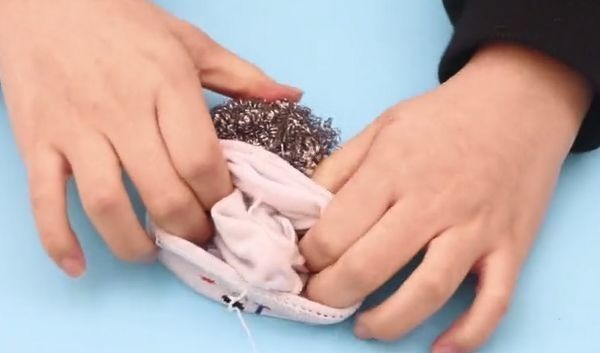 把钢丝球塞进袜子里真厉害，解决了很多人的大烦恼，快告诉家人！