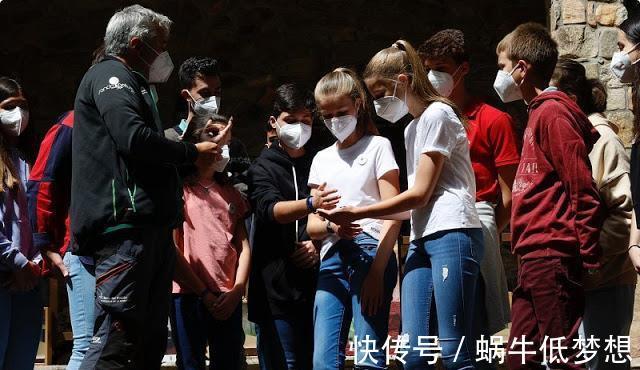 女王|16岁女王储清纯可人,扎马尾辫穿蓝白配,只是个头比小两岁妹妹矮