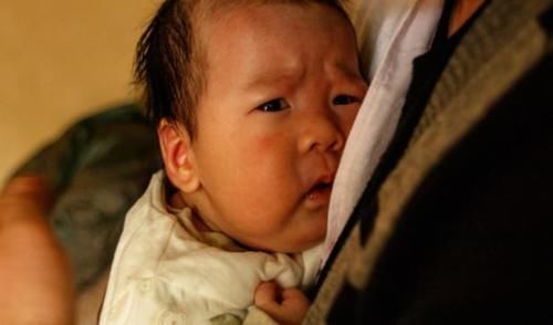 婴儿|婴儿是要经常抱着还是让他自己躺着好,父母要搞明白区别再带孩子