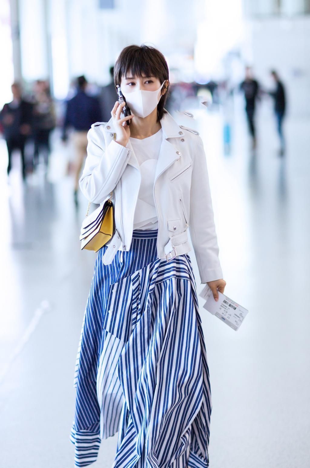 今年流行一种穿法,叫“短上衣+小白鞋”,简单时髦,明星都在穿