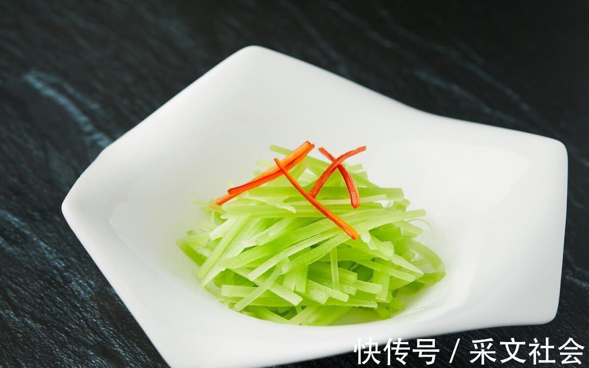 搅拌均匀|凉拌莴笋丝,第一步焯水就错了,跟婆婆学的方法,莴笋脆爽又好吃