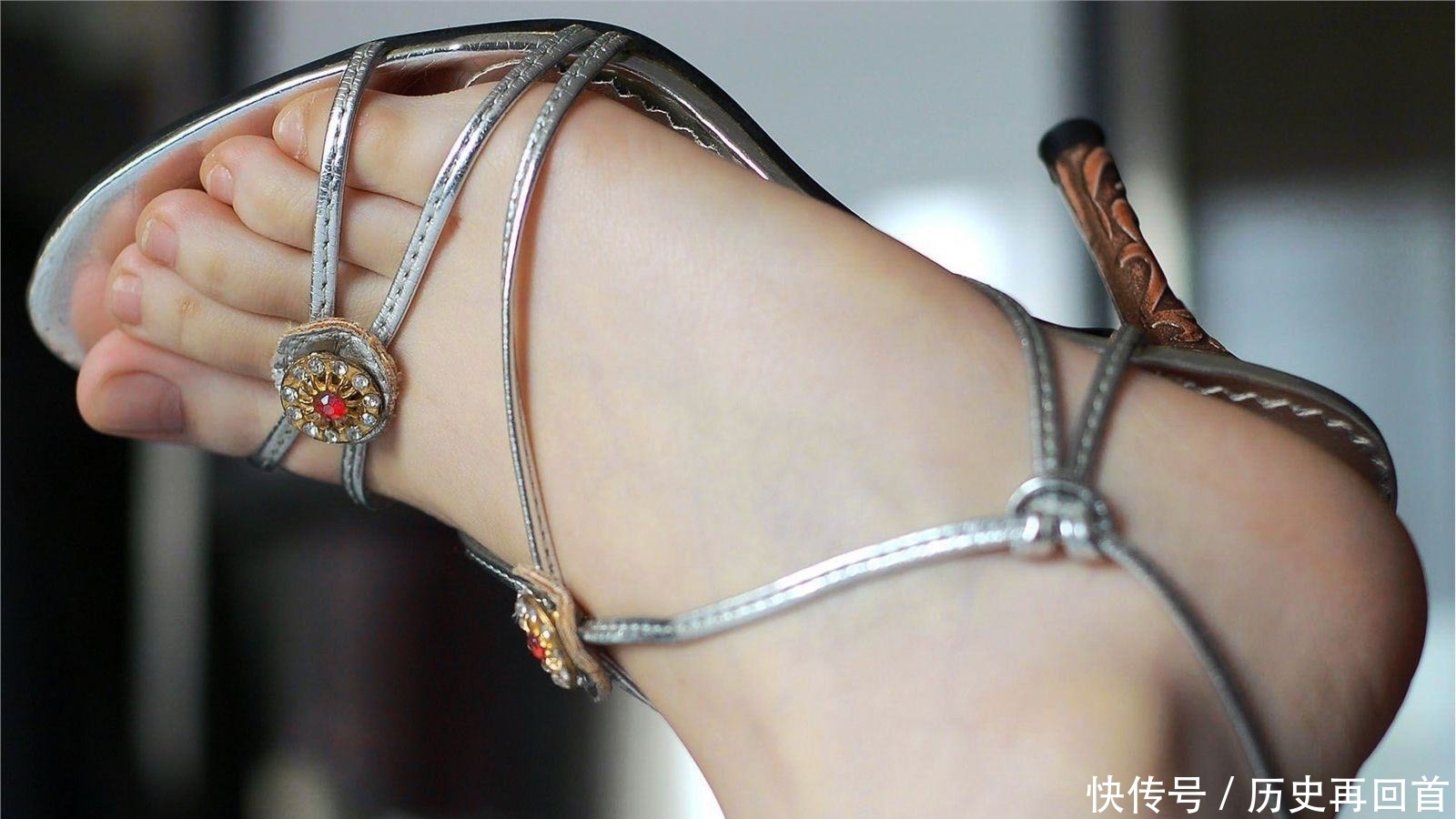 百搭时尚首选细跟鞋,尽显不一样的魅力感觉,让路人都侧目欣赏!