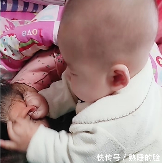 姐姐|二胎弟弟叫姐姐起床,有谁观察到他的一个行为,网友直呼亲生的