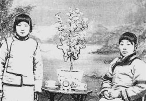 晚清红尘女子旧照:确实漂亮,个个多才多艺,跟清宫戏里截然不同