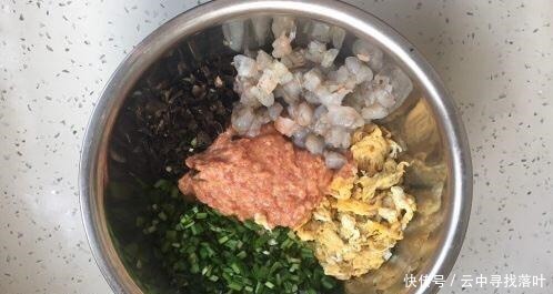 年夜饭饺子还是韭菜鸡蛋馅，多加1黑1红，味道好，香味浓