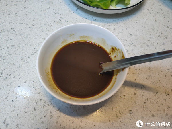 尖椒块|炒鸡肉时，先焯水还是直接炒？不少人搞错了，难怪鸡肉不嫩还发柴