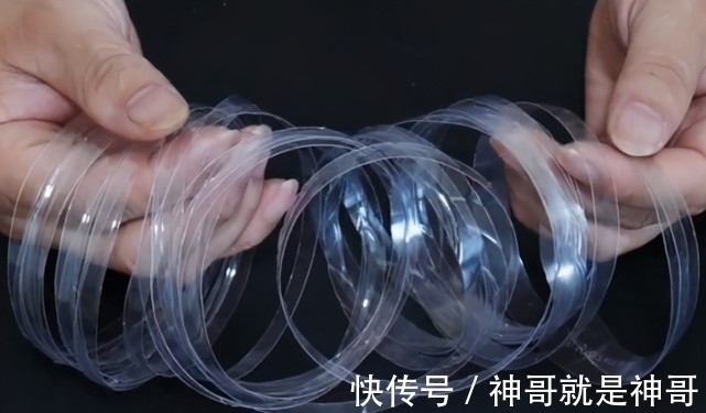 把塑料瓶剪成细丝状，解决了家家户户的大难题，省钱又实用