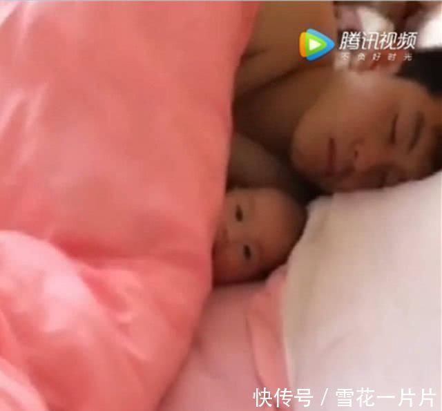妈妈|妈妈起床后爸爸搂着宝宝睡觉,当妈妈回头看到时,眼圈湿润