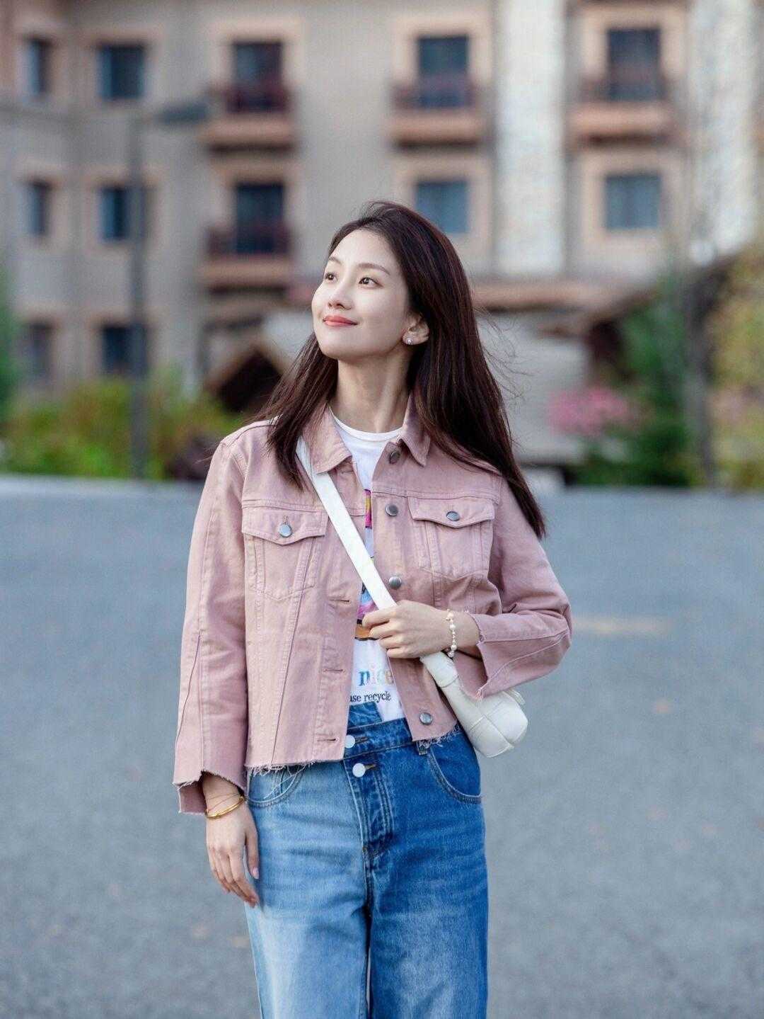 一眼万年 早春就流行穿“牛仔外套”,时髦减龄还不挑人,谁穿都好看