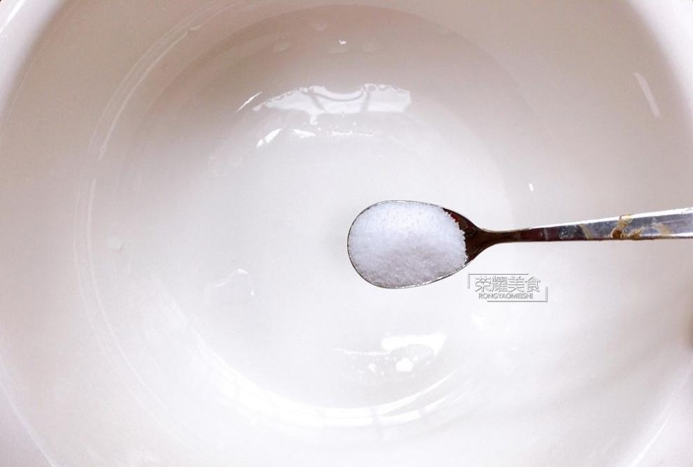 吃了几十年菠萝,才知道菠萝用冷盐水泡是错的,教你正确做法