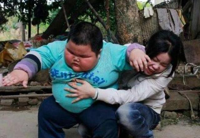 垃圾食品|有种饿叫“姥姥觉得你饿”,女儿待老家3个月,胖到宝妈认不出