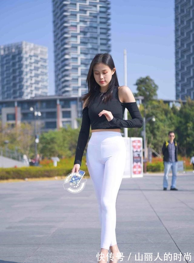 美女 “宽胯”的瑜伽裤美女,着装就要选择时髦一点的,有点新奇!