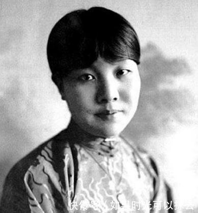 他和妻子离婚,向才女求婚,才女给冰心去信征求意见,冰心嫁