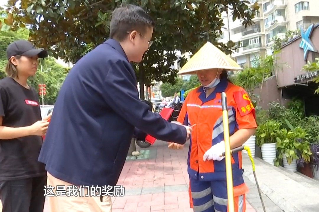 老太太|人民日报点赞！贵阳环卫工扶起八旬晕倒老人：凭良心做事，不怕被讹