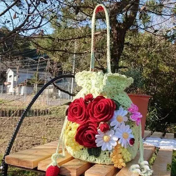 小花片 55款超美的钩花包包,只要会钩不同的花,拼缝在一起,就能做出