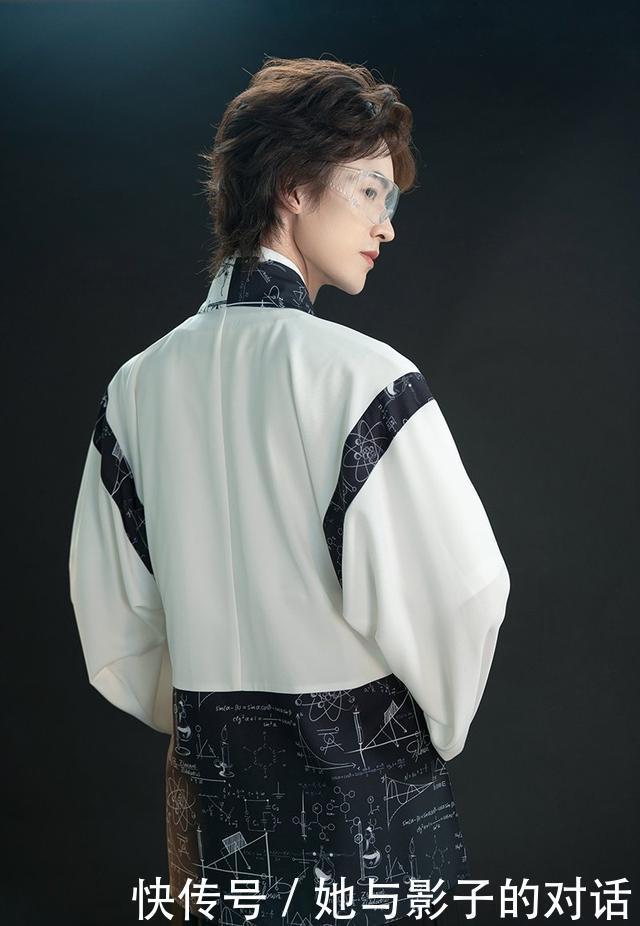 汉服|店家真会玩,把“它”融入汉服,网友谁敢穿这个去考试