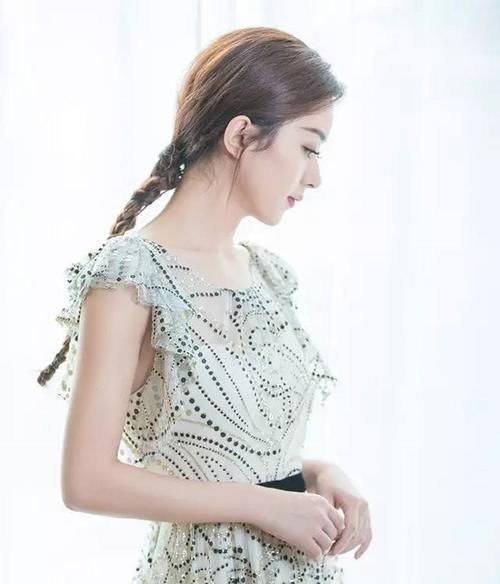 气质|冬天再懒也不要散着头发了,有静电!试试这几款扎发,气质又迷人