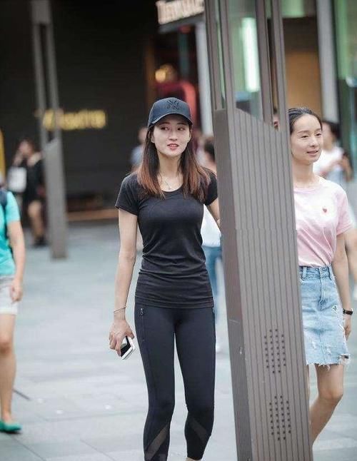 华丽|华丽典雅的瑜伽裤穿搭帅气有魅力，展现姑娘的华美身姿，舒爽透气