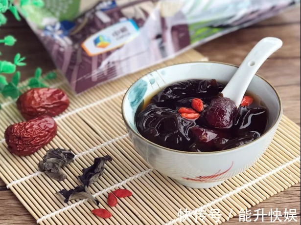 黑木耳养颜汤|美食推荐黑木耳养颜汤、凤梨排骨、腊味饭、砂锅豉油鸡的做法