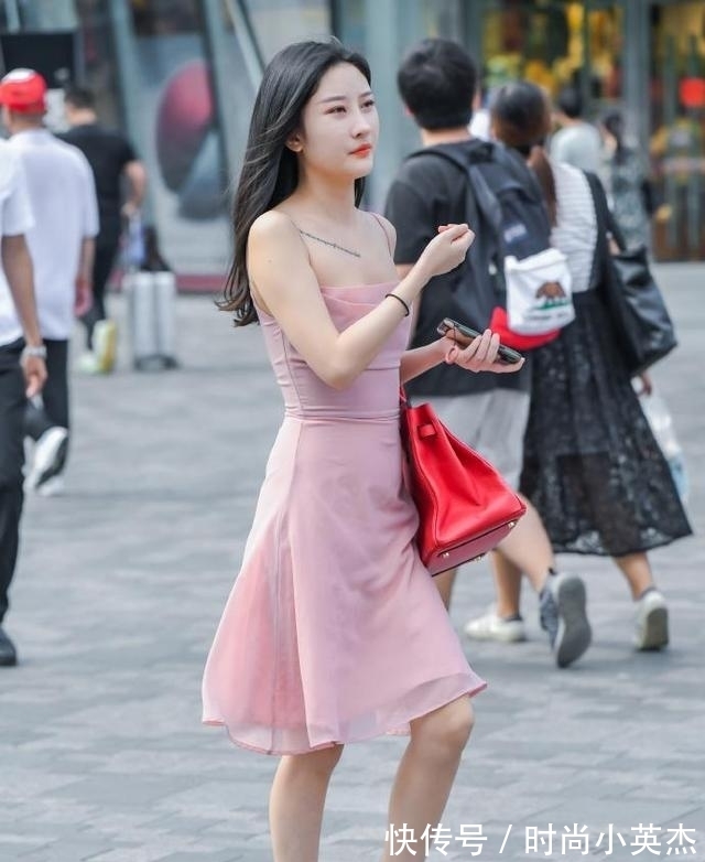 小姐姐|粉色的连衣裙,能让你成为焦点存在,散发出的那种可爱的少女气质