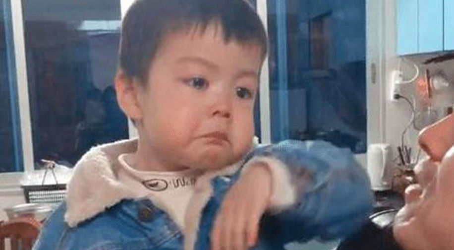 妈妈|宝宝“吃醋”表情萌翻网友,看到妈妈只抱了姐姐,弟弟心里很委屈