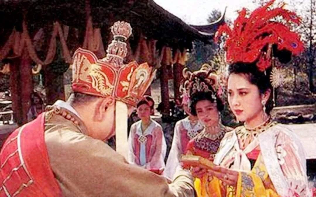 动作|唐僧究竟有没有对女儿国国王动心他离开时做了什么奇怪的动作