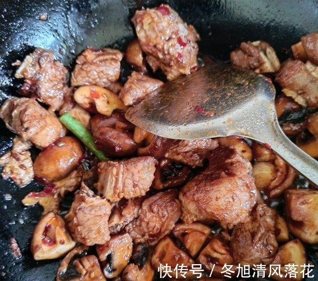 美食天下|土豆烧排骨,土豆粉糯,排骨入味,好吃下饭!
