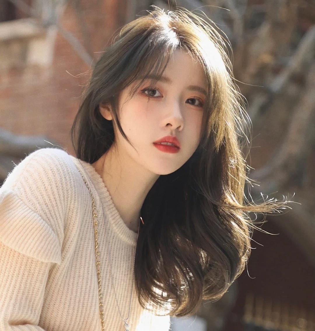 不挑脸型的中长款发型，浪漫法式卷风格百变，柔美初恋发