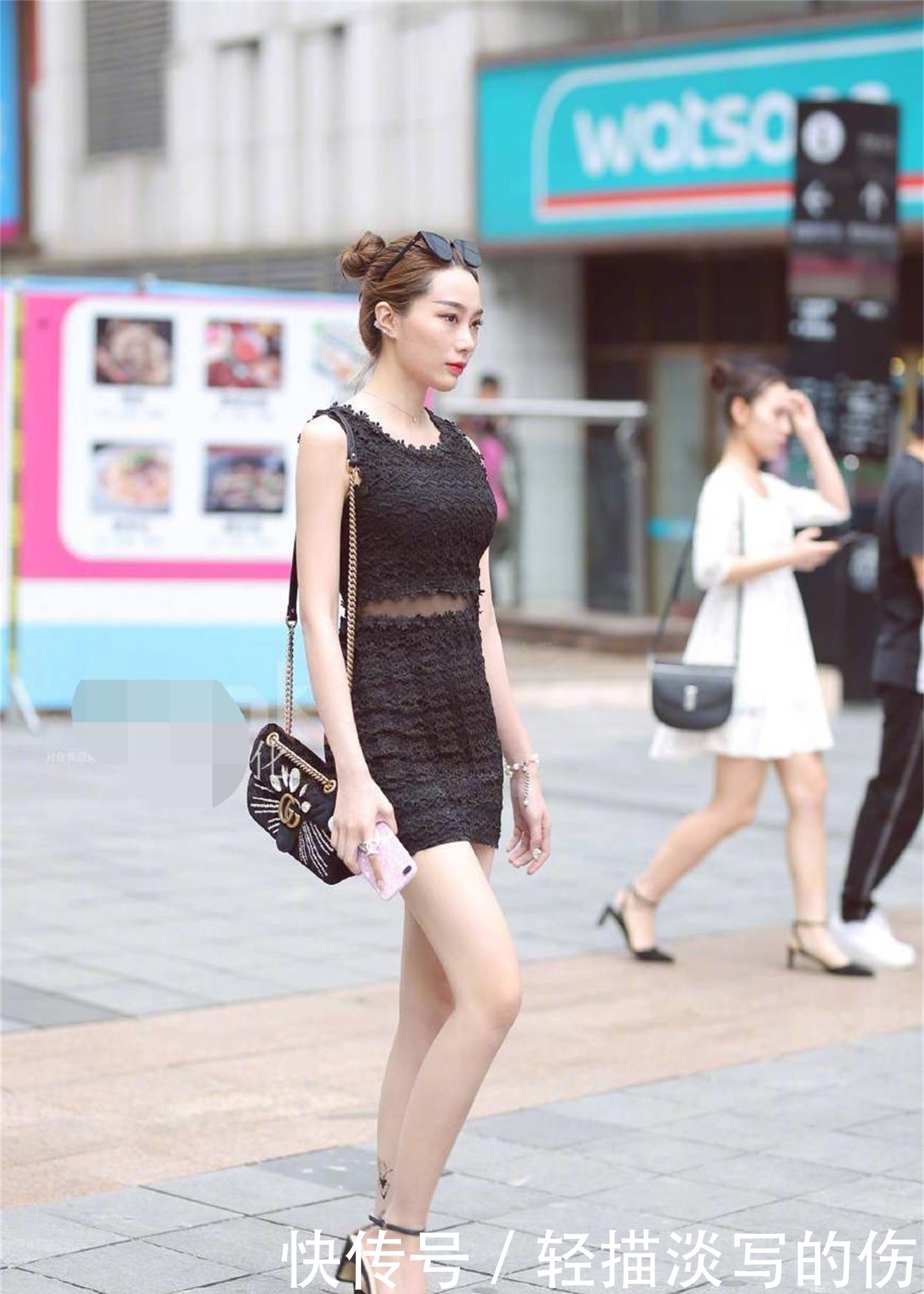 气质|街拍:开叉连衣裙长度恰到好处,将小姐姐的气质展现的淋漓尽致!