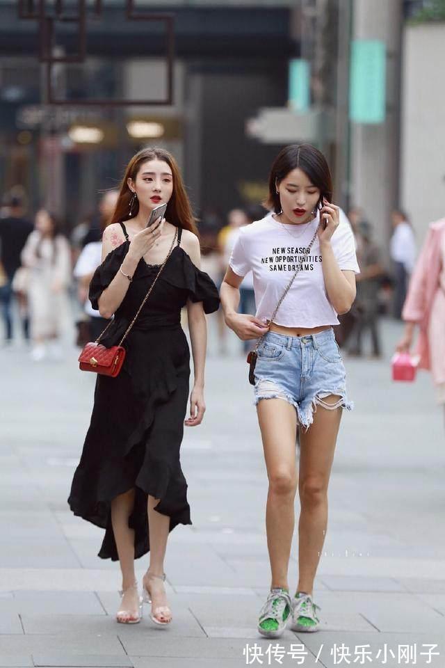 身材|时尚搭配,这个穿搭紧身裤的姑娘,身材是不是非常的优秀呢
