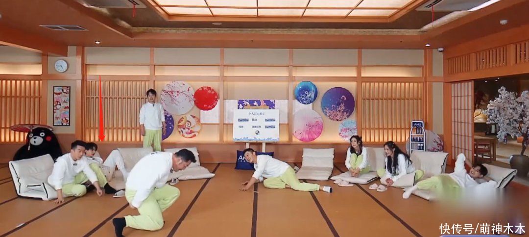 節目|蔡徐坤《奔跑吧》玩手機被發現，常駐MC都在努力，他卻在摸魚